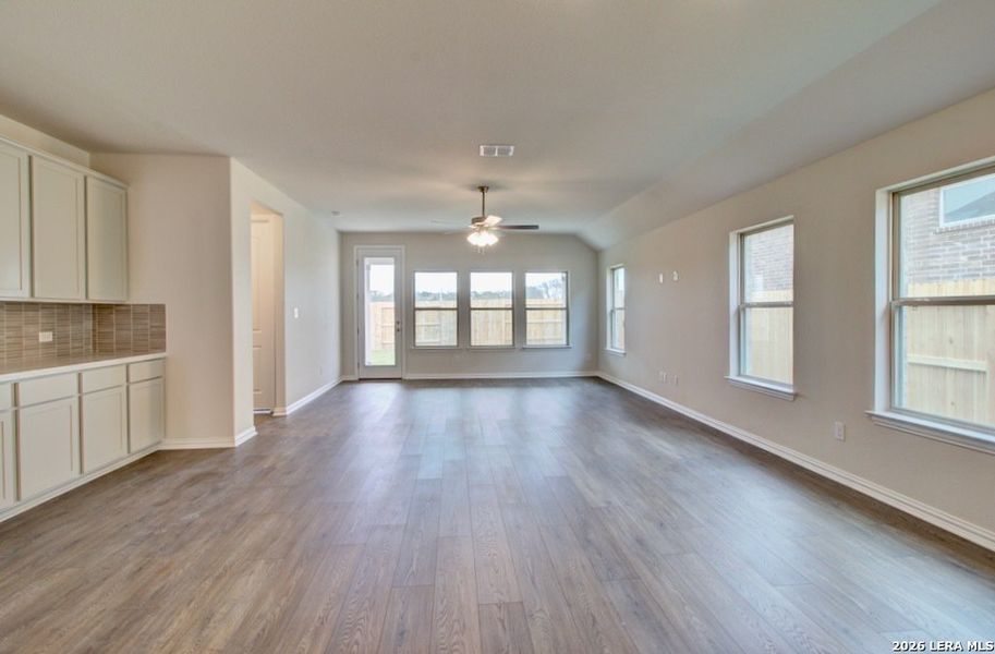 Spacious, unfurnished interior of a new home in Stream Waters, Seguin (Image 13).