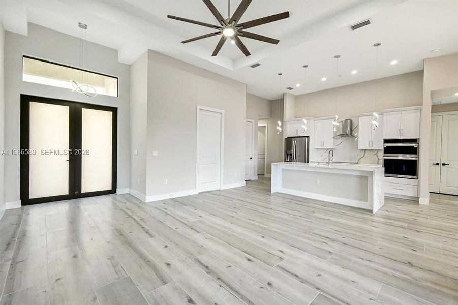 Spacious, unfurnished interior of a new home in , Cape Coral (Image 15).