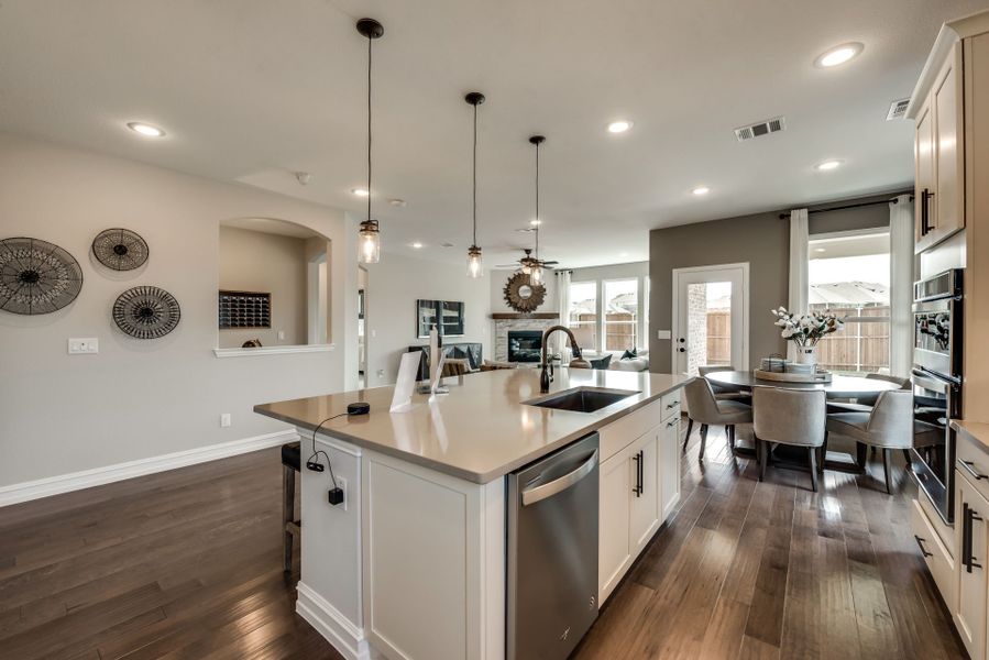 Spacious kitchen with pendant and recessed lightin