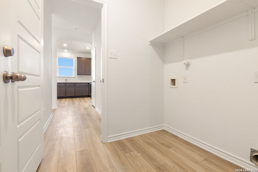 Spacious, unfurnished interior of a new home in , San Antonio (Image 24).