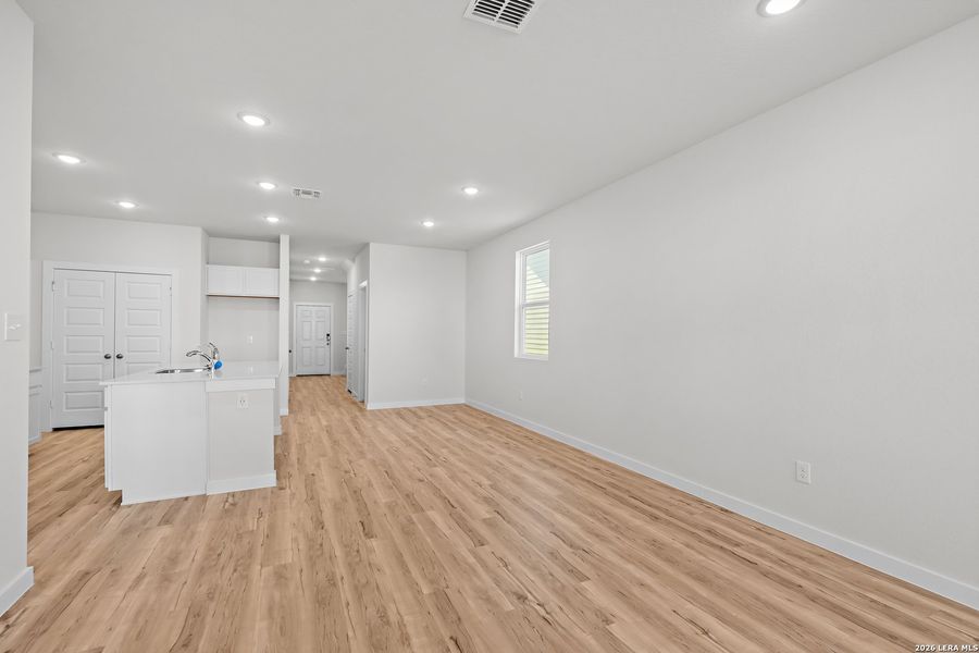 Spacious, unfurnished interior of a new home in Mesa Vista, San Antonio (Image 15).