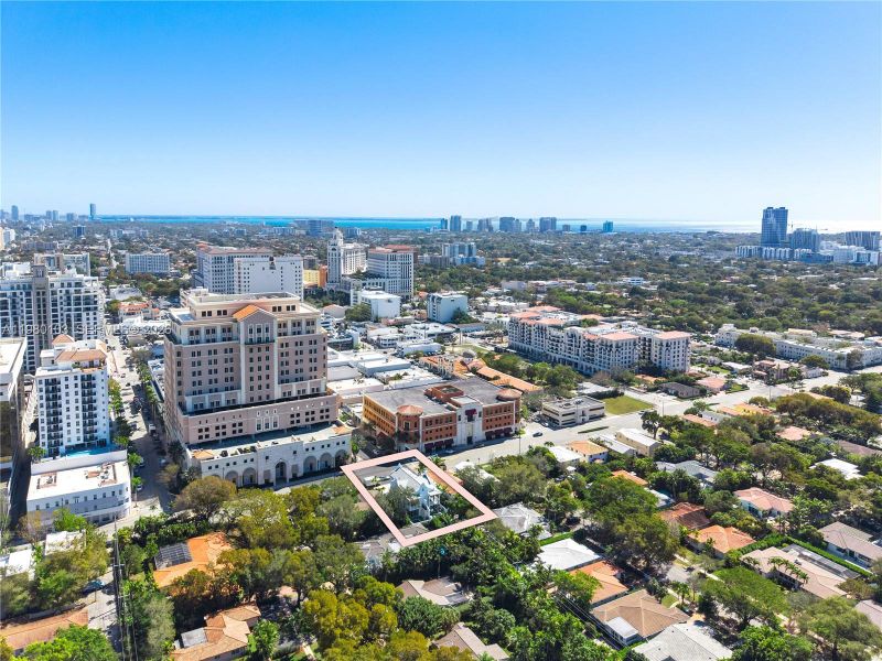 Condo located in Coral Gables, FL showcasing its design and architecture (Image 5).