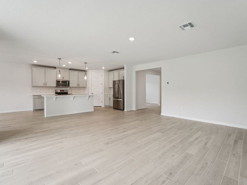 Spacious, unfurnished interior of a new home in The Grove at Stuart Crossing - Signature Series, Bartow (Image 10).