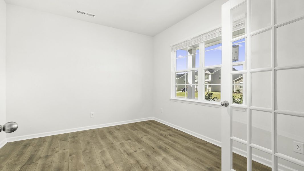 Spacious, unfurnished interior of a new home in Bryson Park, Lexington (Image 9).