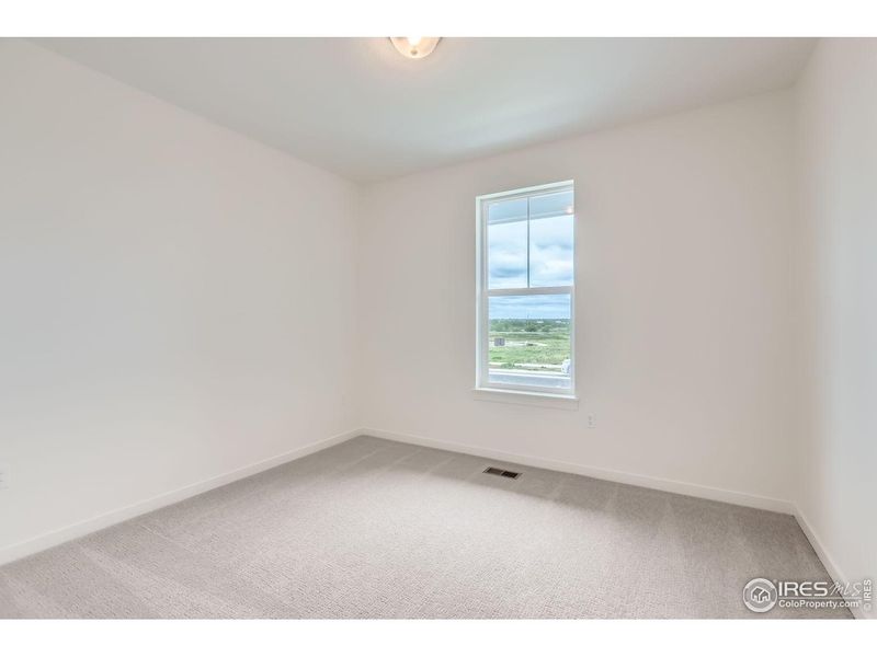 Spacious, unfurnished interior of a new home in Barefoot Lakes, Longmont (Image 14).