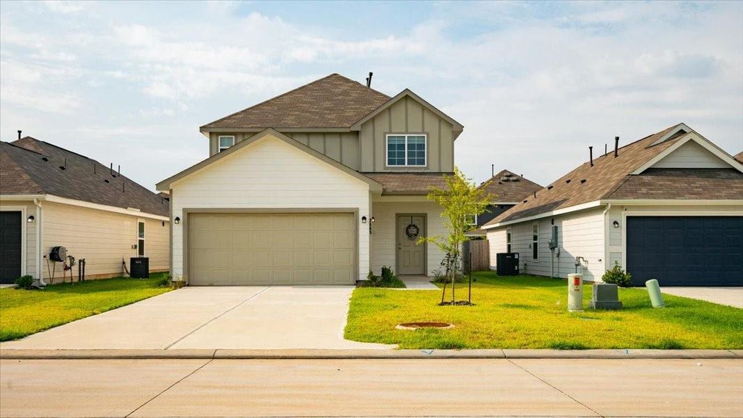 Front exterior of a new home in River's Edge, Conroe, TX, highlighting curb appeal (Image 28). Front exterior of a new home in River's Edge, Conroe, TX, highlighting curb appeal (Image 28).