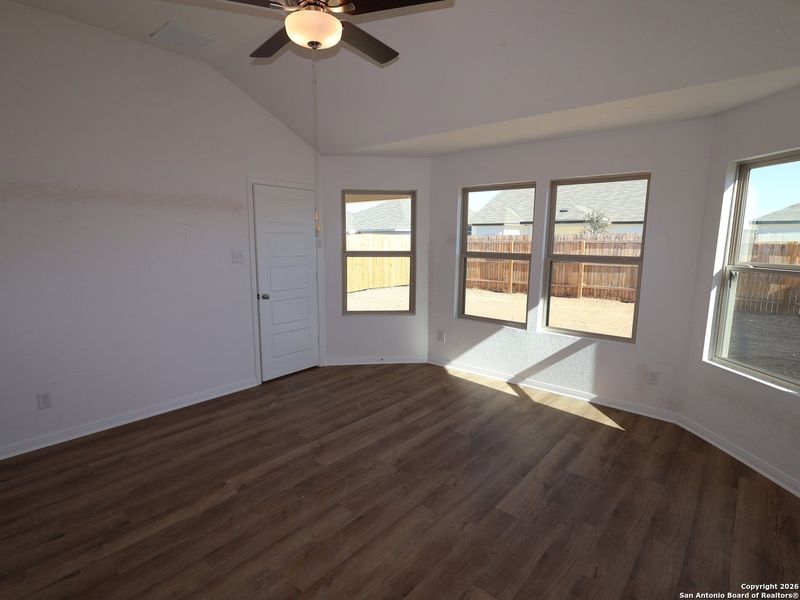 Spacious, unfurnished interior of a new home in Winding Brook, San Antonio (Image 16).