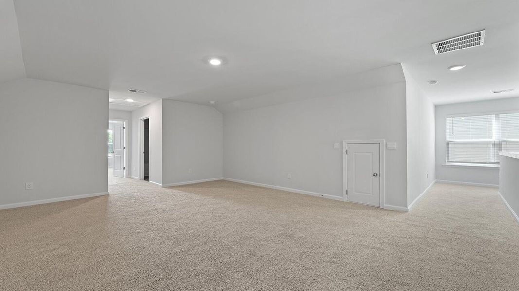 Spacious, unfurnished interior of a new home in Carolina Groves, Moncks Corner (Image 24).