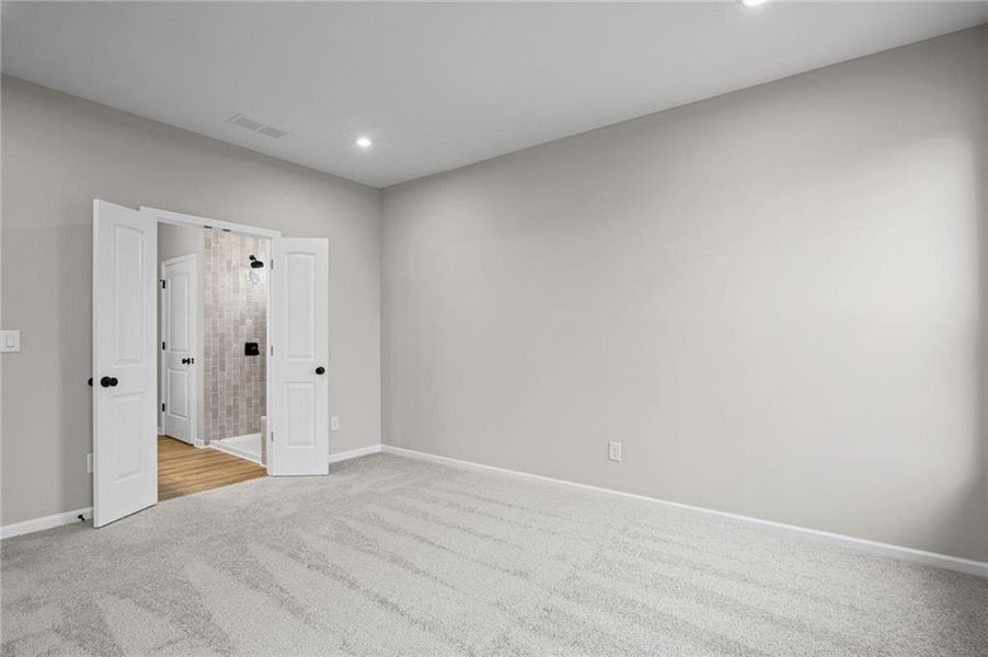 Spacious, unfurnished interior of a new home in Laurel Farms, Dallas (Image 41).