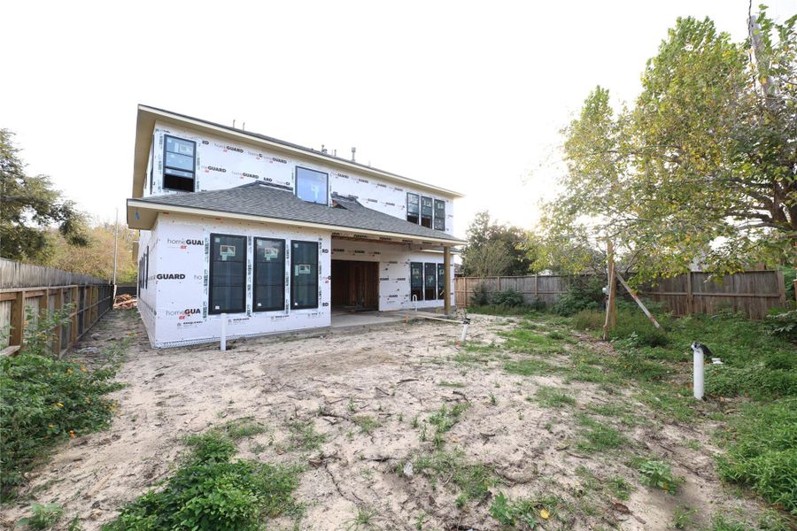 HUGE LOT & Back Yard - Large enough for a Pool if desired.