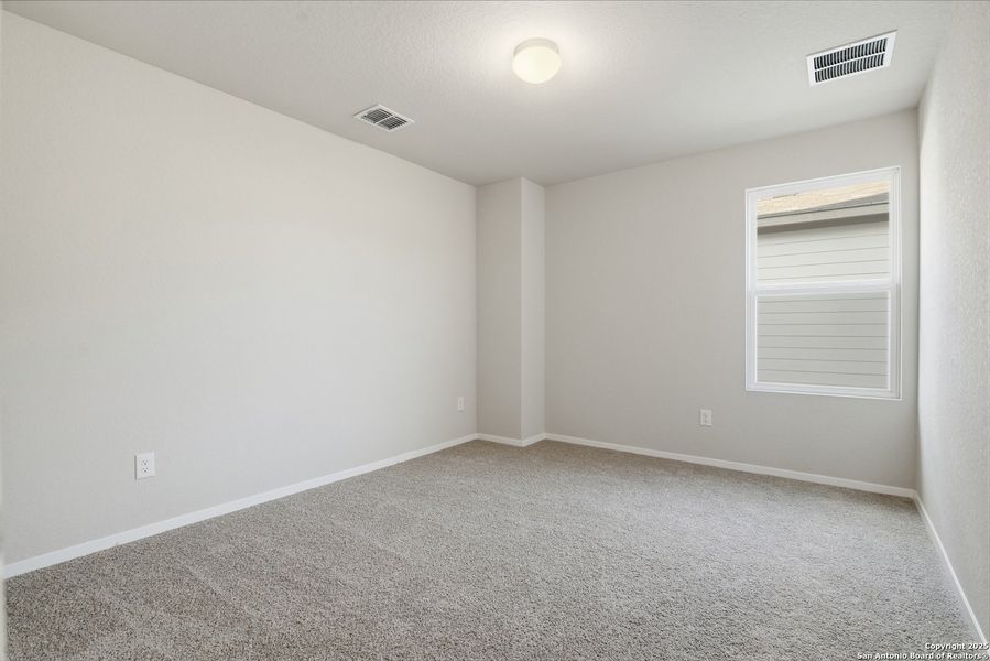 Spacious, unfurnished interior of a new home in Hunters Ranch, San Antonio (Image 25).
