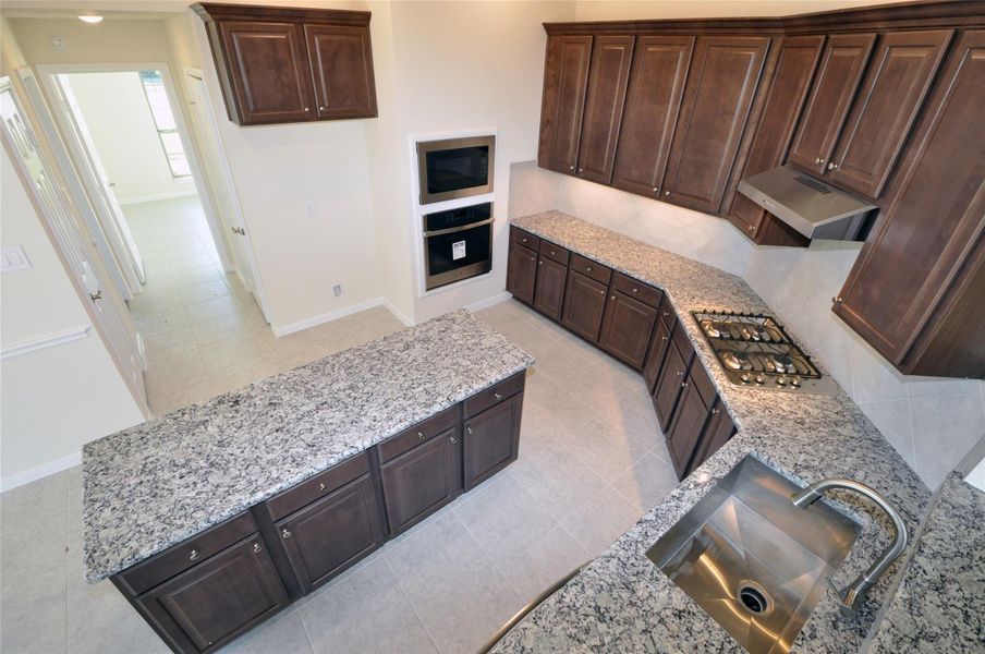 Furnished interior view inside a new home in Pedregal, League City (Image 7).