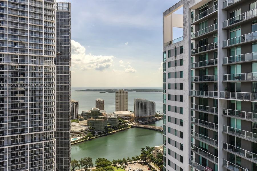 Condo located in Miami, FL showcasing its design and architecture (Image 27).