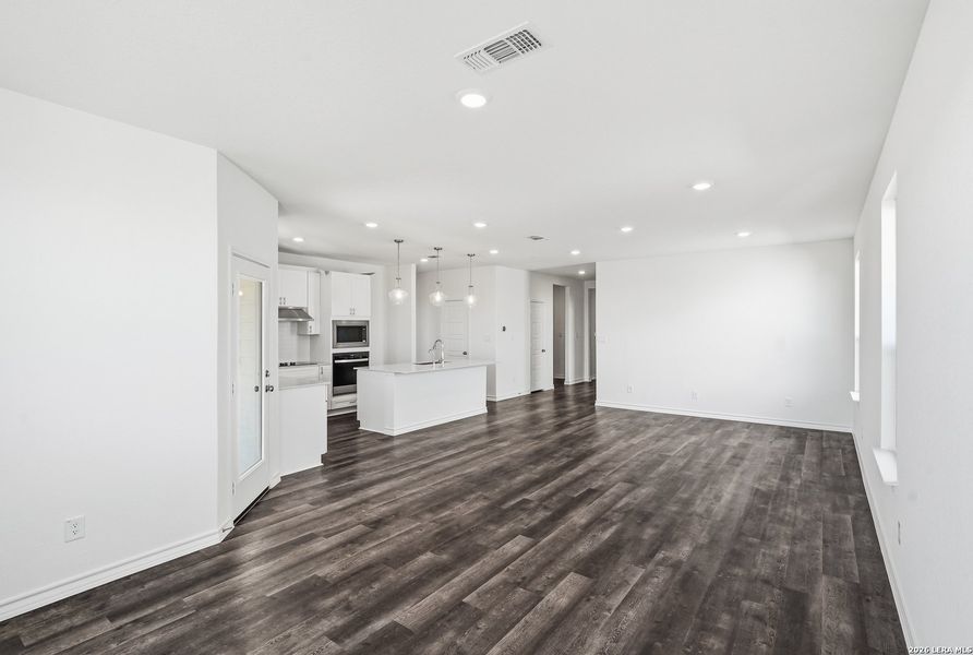 Spacious, unfurnished interior of a new home in Nopal Valley, San Antonio (Image 21).