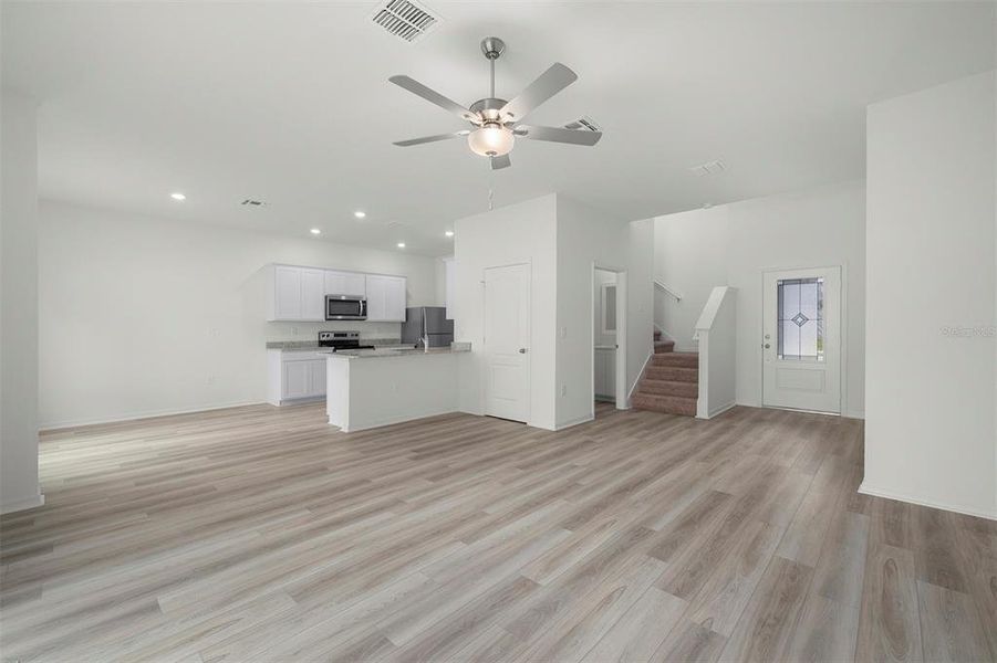 Spacious, unfurnished interior of a new home in Tula Parc, Astatula (Image 12).