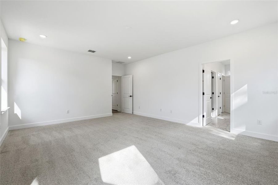 Spacious, unfurnished interior of a new home in , Tampa (Image 28).