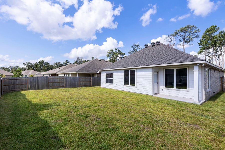 Exterior details and patio area of a home in Ladera Creek, Conroe (Image 6).