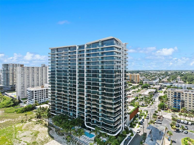 Condo located in Pompano Beach, FL showcasing its design and architecture (Image 21).
