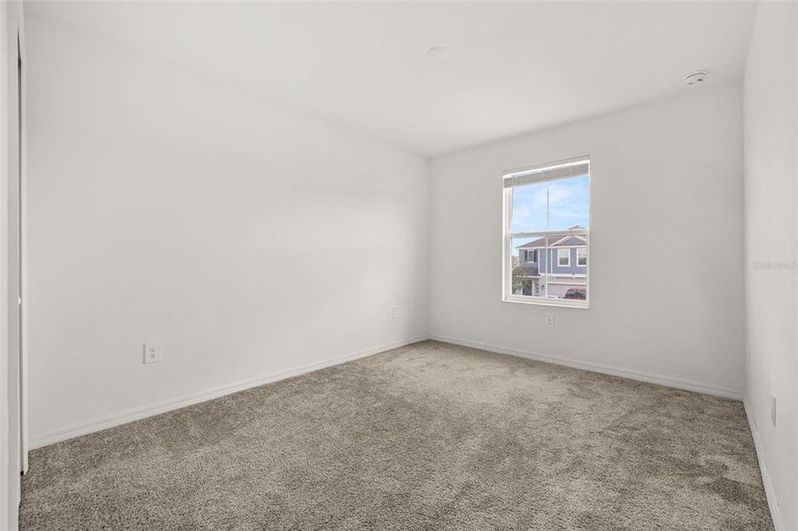 Spacious, unfurnished interior of a new home in Peace Creek Reserve, Winter Haven (Image 37).