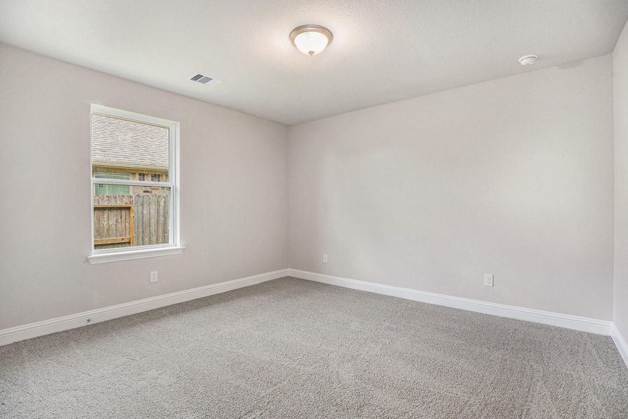 Spacious, unfurnished interior of a new home in Lago Mar, Texas City (Image 13).