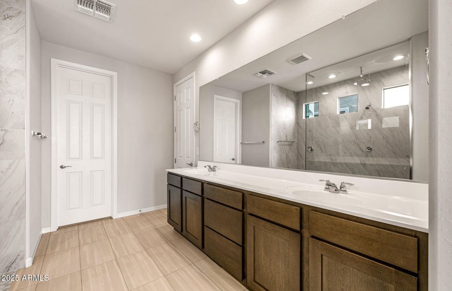 Owner's Bathroom Owner's Bathroom