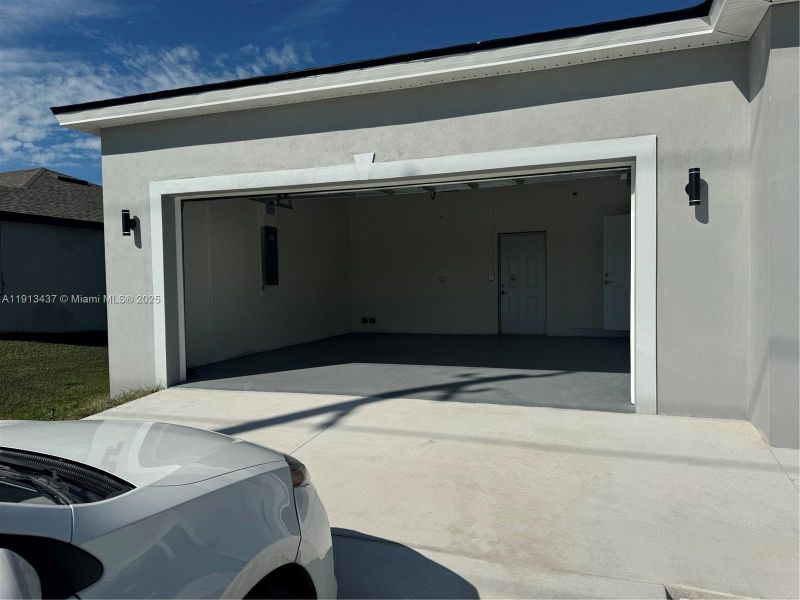 Exterior details and patio area of a home in , Port Charlotte (Image 2).