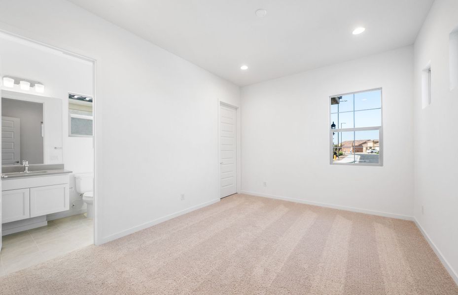 Spacious, unfurnished interior of a new home in Sun City Anthem at Merrill Ranch, Florence (Image 23).