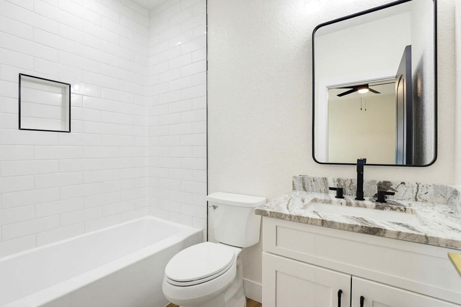 Secondary en-suite bath