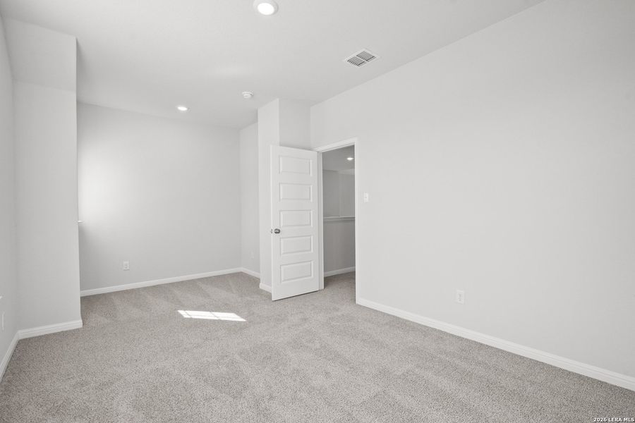 Spacious, unfurnished interior of a new home in Hunters Ranch, San Antonio (Image 27).