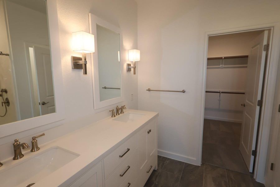 Double sinks in primary bath