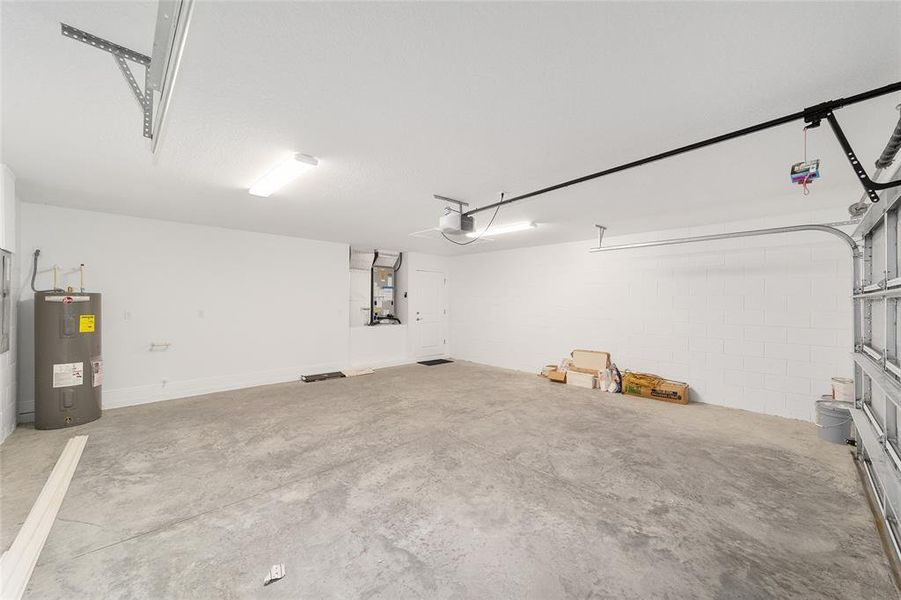 Spacious, unfurnished interior of a new home in , Ocala (Image 11).