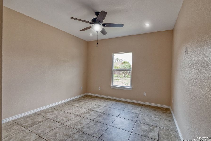 Spacious, unfurnished interior of a new home in , Uvalde (Image 8).