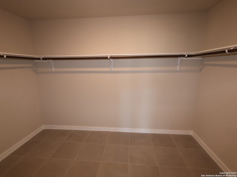 Spacious, unfurnished interior of a new home in Winding Brook, San Antonio (Image 17).