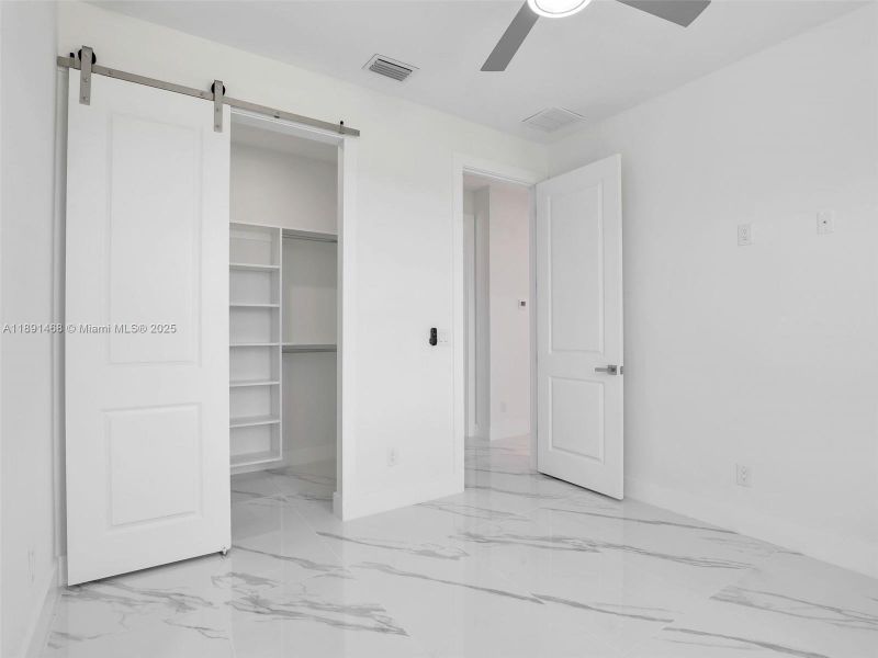 Spacious, unfurnished interior of a new home in , Cape Coral (Image 17).