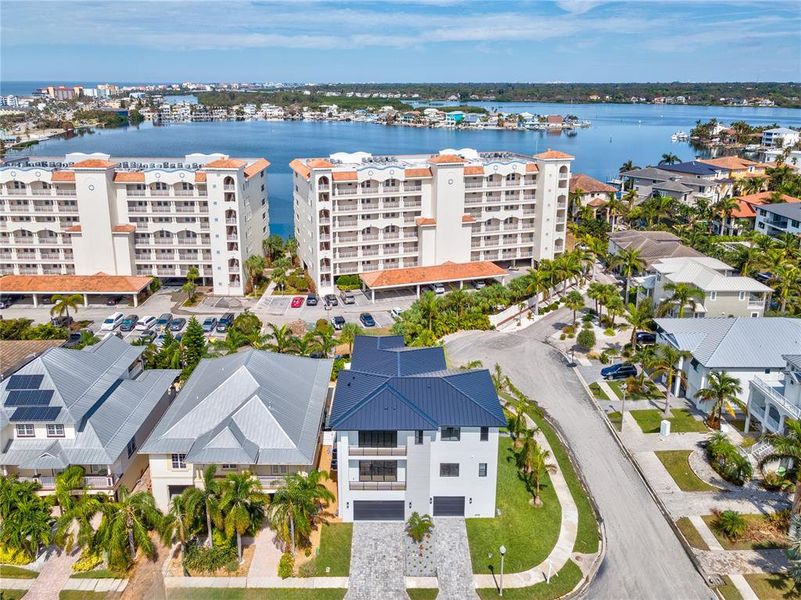 Condo located in Redington Shores, FL showcasing its design and architecture (Image 5).