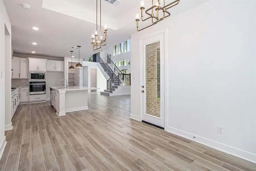 Spacious, unfurnished interior of a new home in Cross Creek West, Fulshear (Image 14).