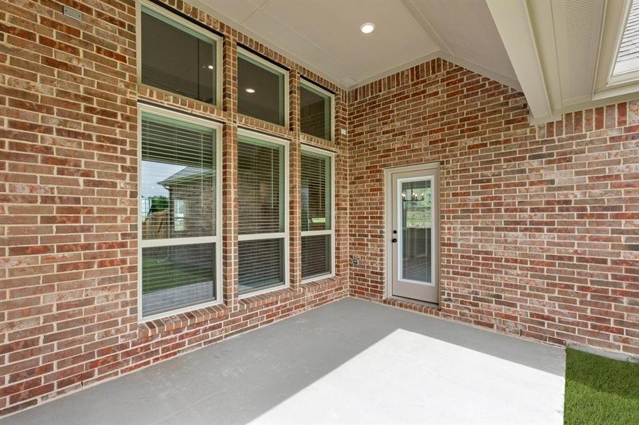Exterior details and patio area of a home in Summit Parks, DeSoto (Image 26).