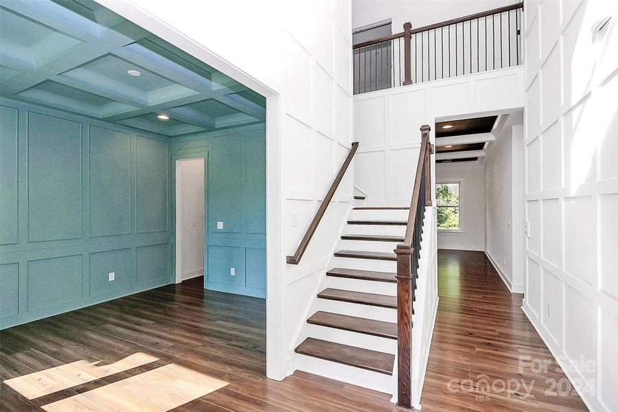 2 story foyer with custom molding.