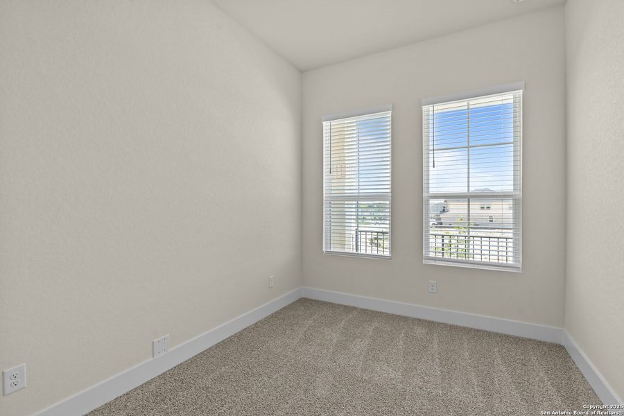 Spacious, unfurnished interior of a new home in Hunters Ranch, San Antonio (Image 38).