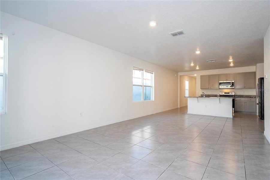 Spacious, unfurnished interior of a new home in Astonia, Davenport (Image 54).