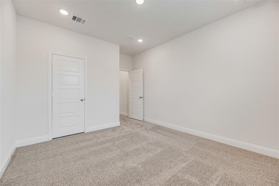 Spacious, unfurnished interior of a new home in Bayside, Rowlett (Image 25).