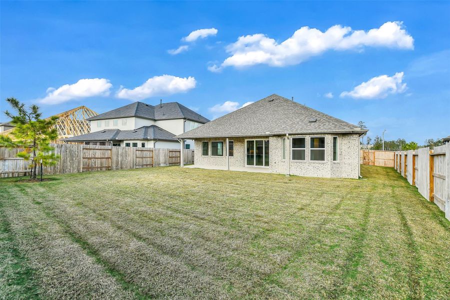 Exterior details and patio area of a home in Evergreen 55', Conroe (Image 27).