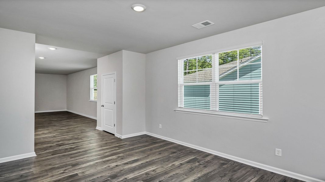 Spacious, unfurnished interior of a new home in Mulberry Landing, Orangeburg (Image 11).