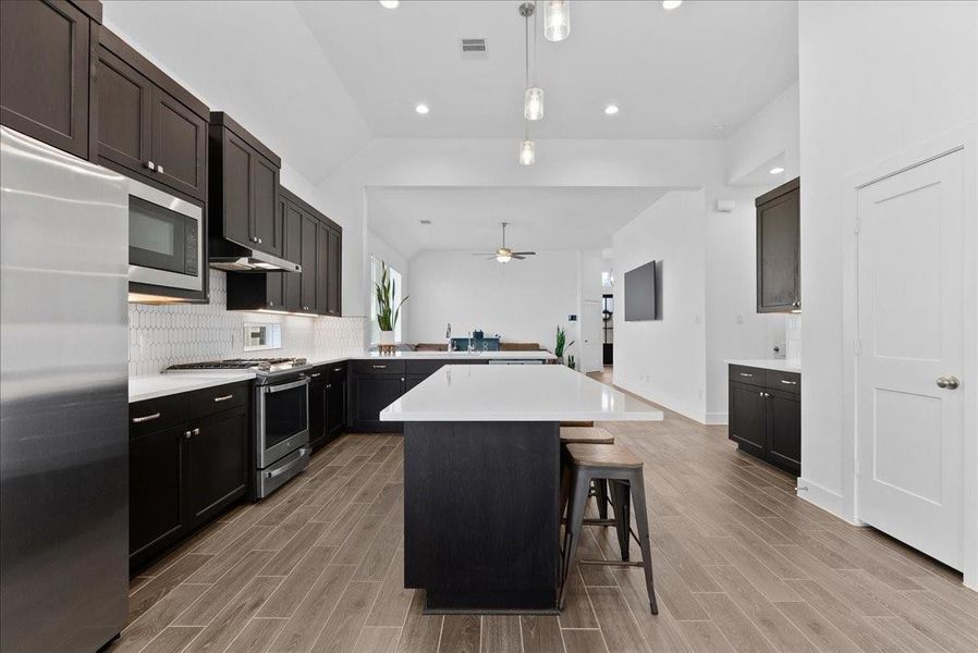 Stainless steel appliances provide a sleek, modern finish while offering the functionality needed for everyday cooking and entertaining. Stainless steel appliances provide a sleek, modern finish while offering the functionality needed for everyday cooking and entertaining.