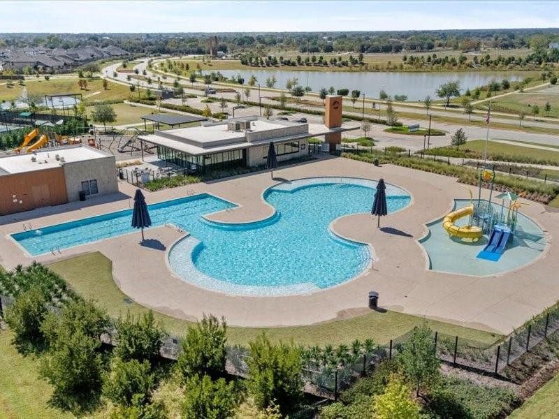 Distinctive Architecture plus a neighborhood! Distinctive Architecture plus a neighborhood!