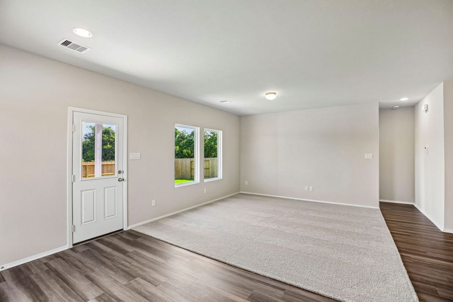 Spacious, unfurnished interior of a new home in Mustang Meadows, Waller (Image 14).
