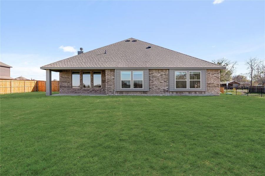 Exterior details and patio area of a home in Glenbrook, Red Oak (Image 26).