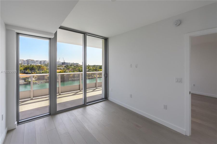 Spacious, unfurnished interior of a new home in , Bay Harbor Islands (Image 6).