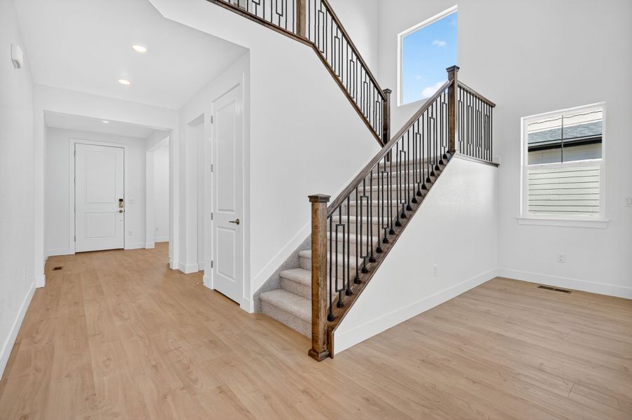 Spacious, unfurnished interior of a new home in Macanta, Castle Rock (Image 16).