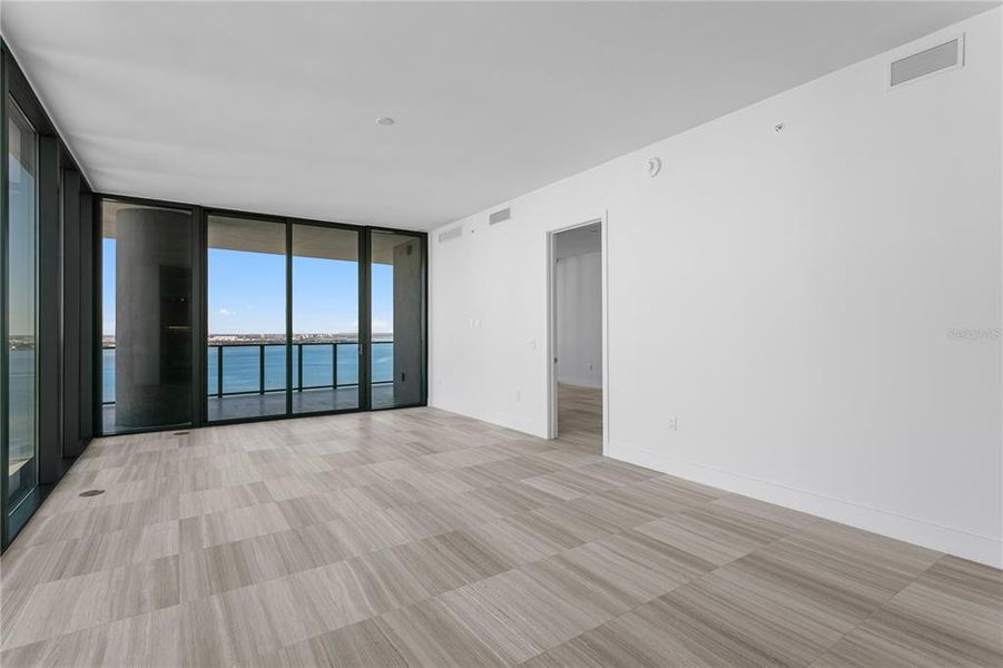 Spacious, unfurnished interior of a new home in , Tampa (Image 70).